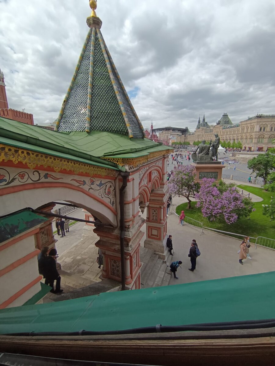 Крыльцо, вход на галерею. Таких крыльца два: северное и южное.