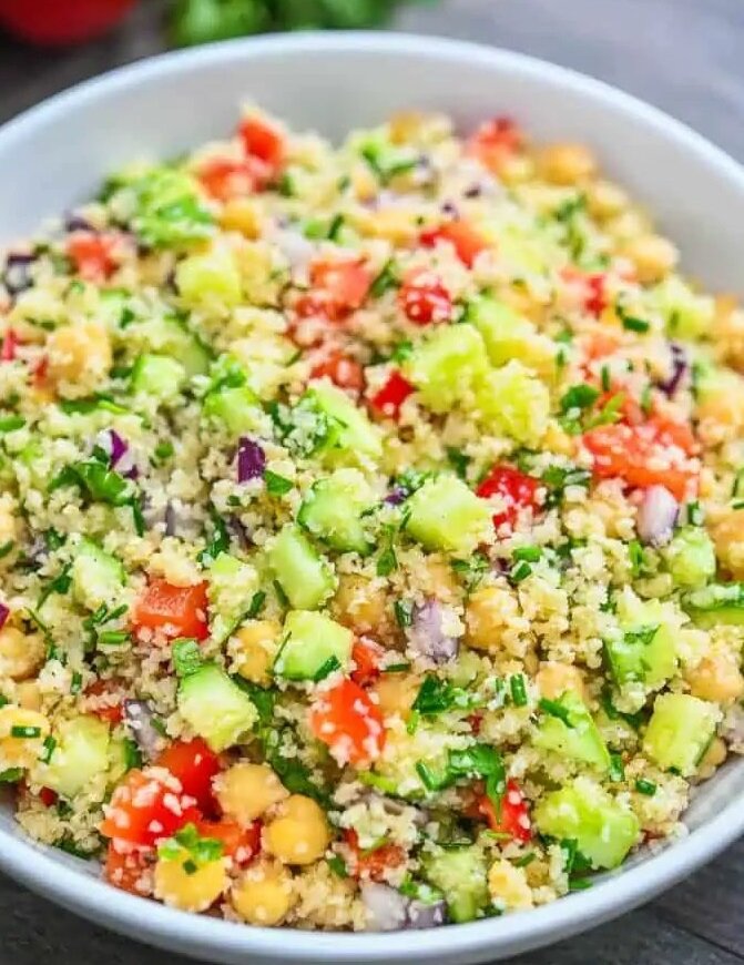 Яркий и питательный овощной салат с булгуром - полноценное блюдо для легкого домашнего ужина  Фото: cooktoria.com