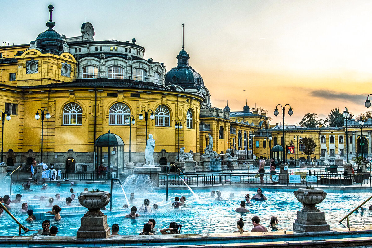 Купальни сечени ночью. Термальные ванны сечени. Купальня сеченьи. Линковы купальни дрезден. Какие купальни.