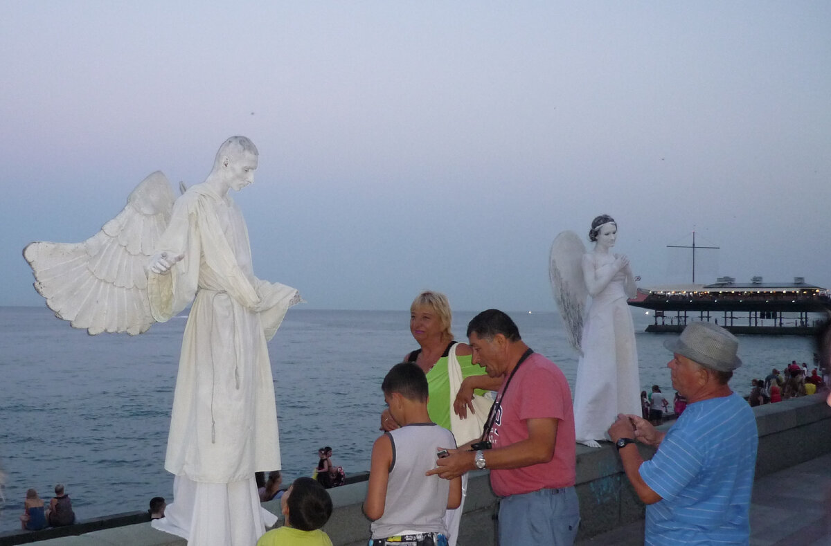 Живые скульптуры на набережной Ялты  Мне всегда так жалко бедных людей, стоящих по несколько часов неподвижно в ожидании вознаграждения.  Фото автора канала