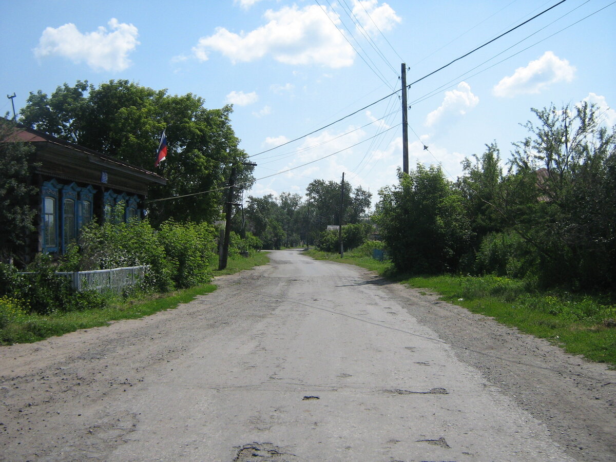 Центральная улица . Сельсовет легко узнать.))