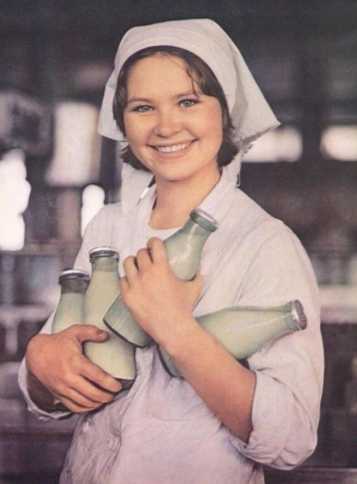 Традиции передаются из поколения в поколение. Голодное военное прошлое научило советских людей бережно относиться не только к вещам, но и к близким людям.