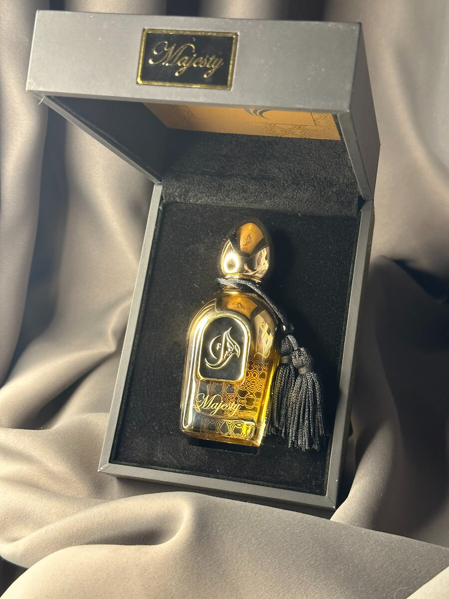 Особый восточный антураж создает шкатулка и солидный увесистый флакон с колоритной кисточкой....