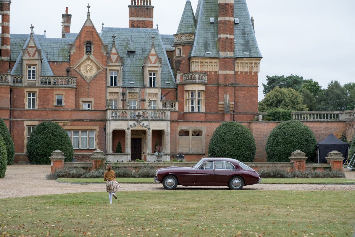 В фильме скрюченный домишко вполне симпатичный. Фото с Кинопоиска.