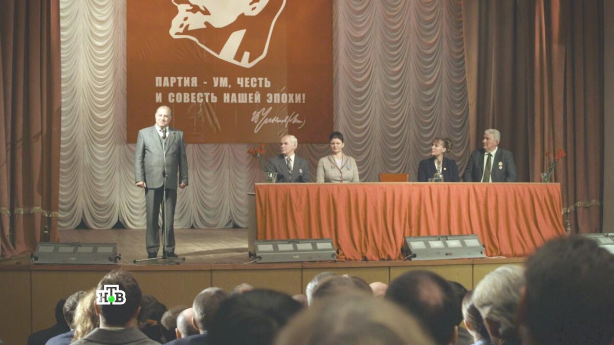 Местный первый секретарь обкома КПСС чествует победителей соцсоревнования