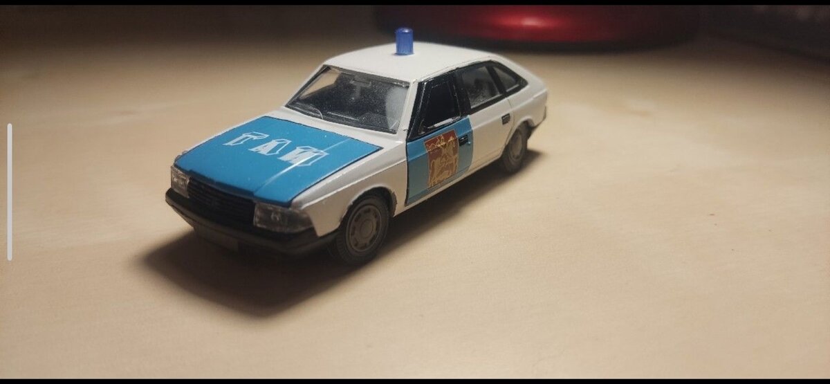 Итак, на одной из торговых площадок мной был замечен Москвич 2141 "ГАИ", который отличается от своих многочисленных собратьев несколько иными тамповками.