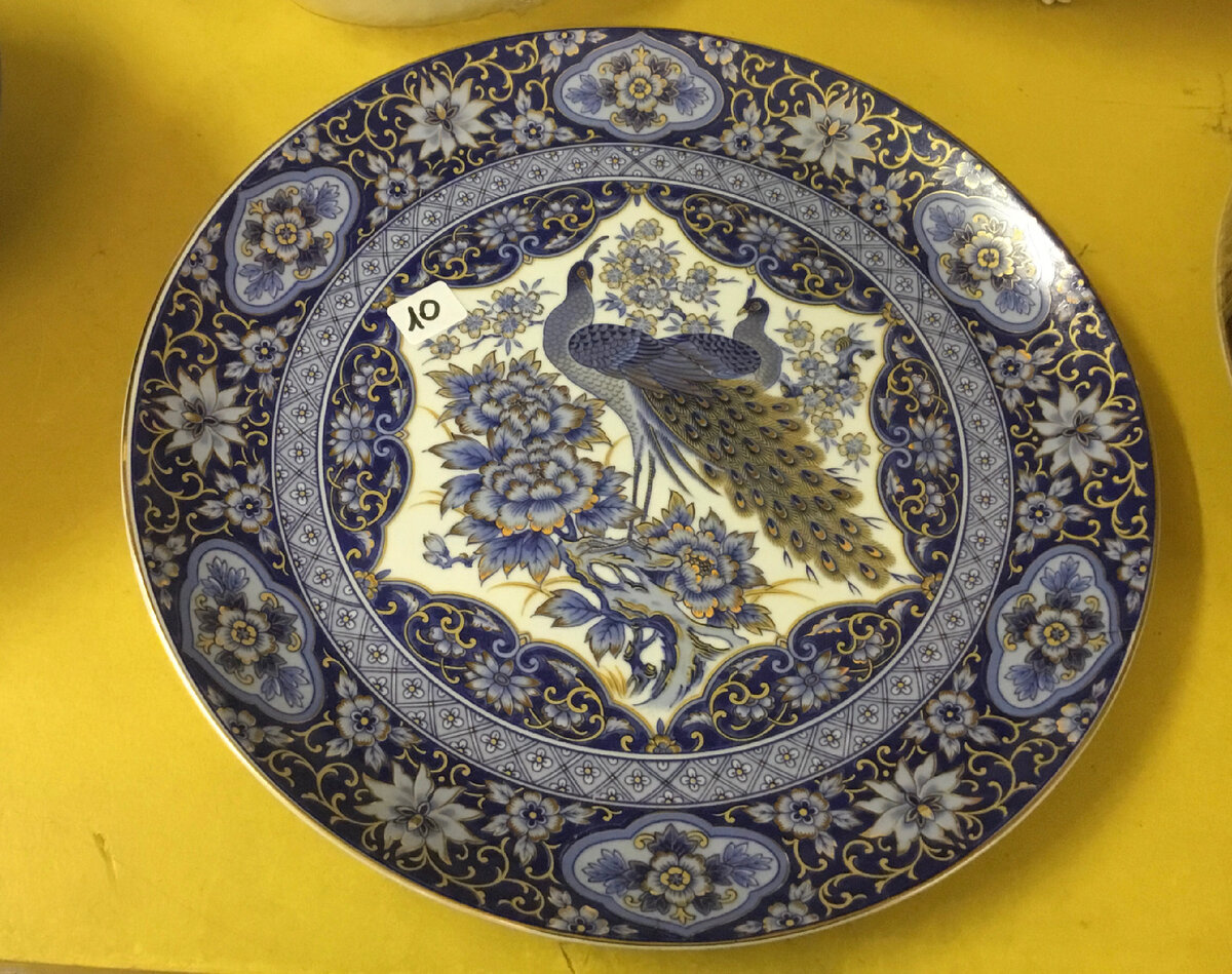 Решила начать сегодняшнюю статью с декоративных тарелок. Фото получилось контрастеное. 10 — это цена в евро. По-моему завышенная…