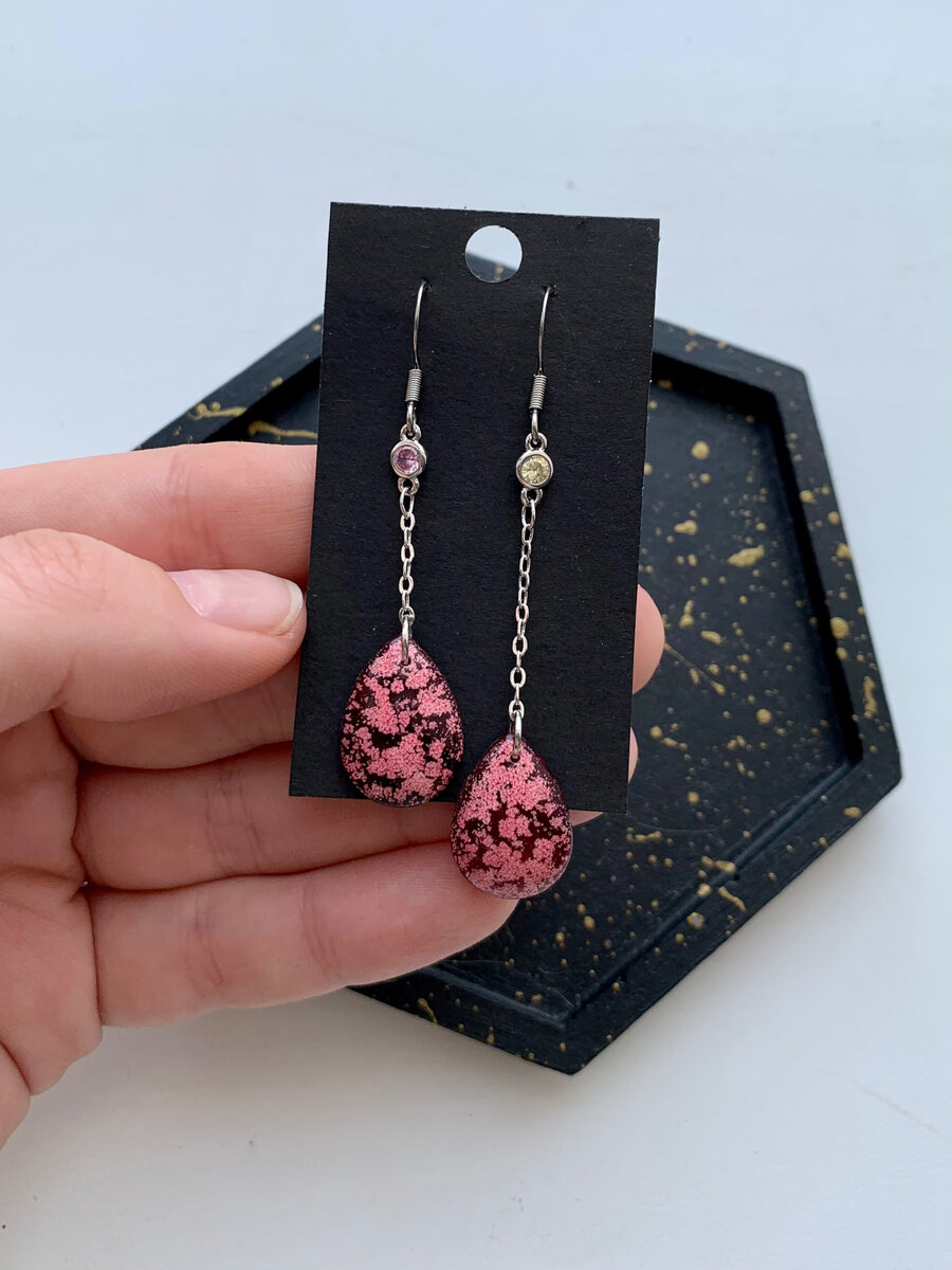 Здесь цепочка с цирконами, главное правильно подрезать 