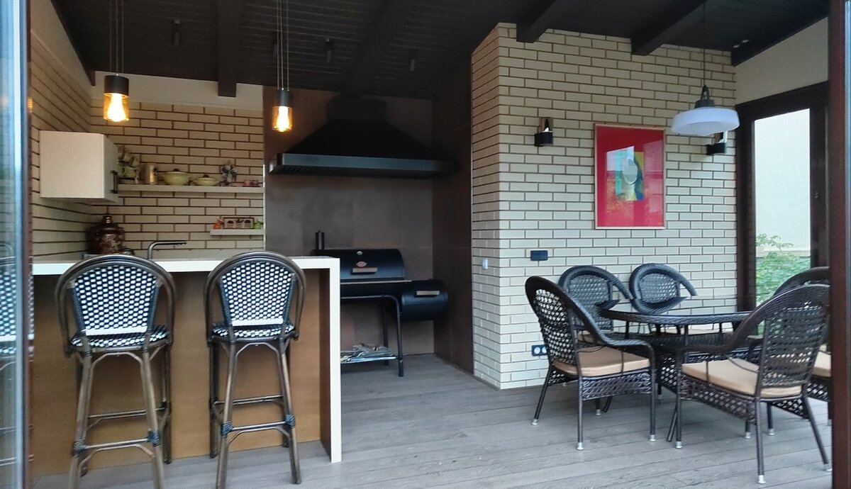 Фото реализованной кухни. Рабочая зона, барная и обеденная