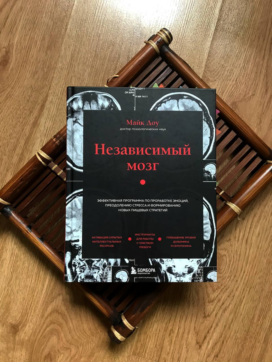 Привлекла внимание такая строгая обложка :)