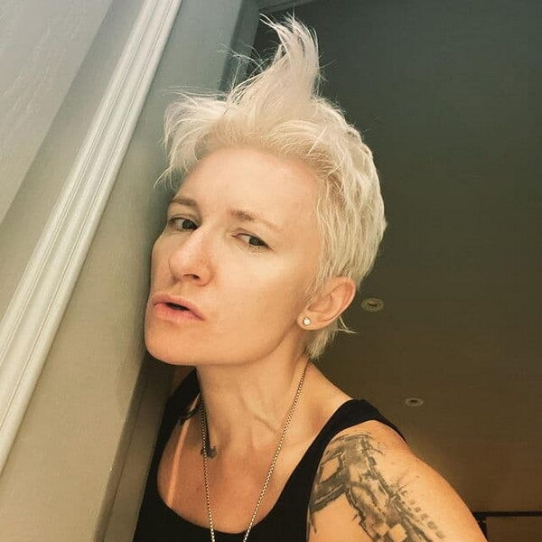     Диана Арбенина отменила концерт из-за травмы позвоночника