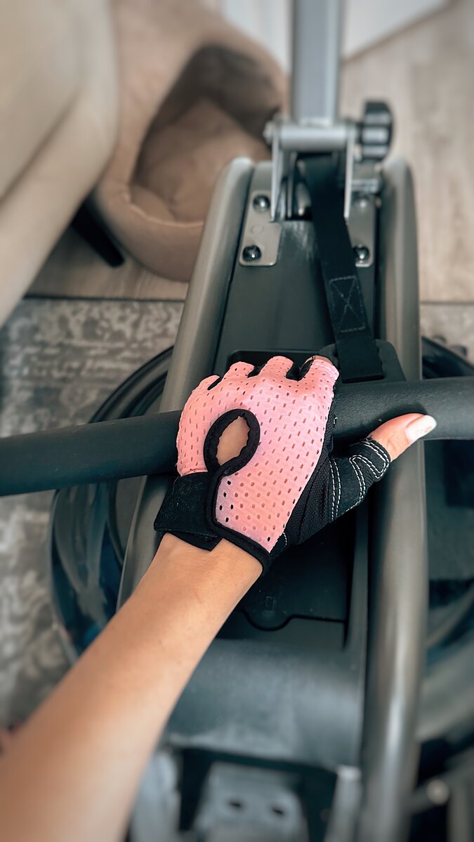 Я занимаюсь в перчатках. У меня очень простенькие с Wildberries.