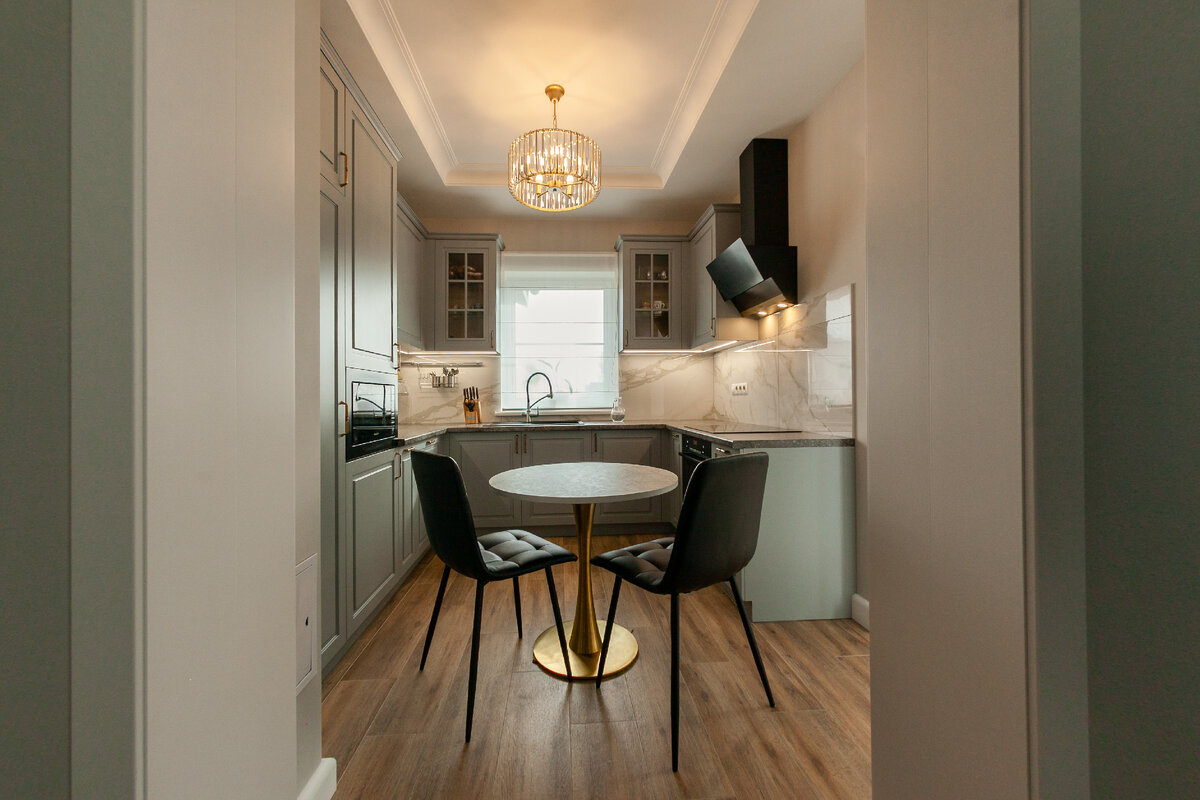 Кухня П-образная  с окном у мойки - пример симметрии  