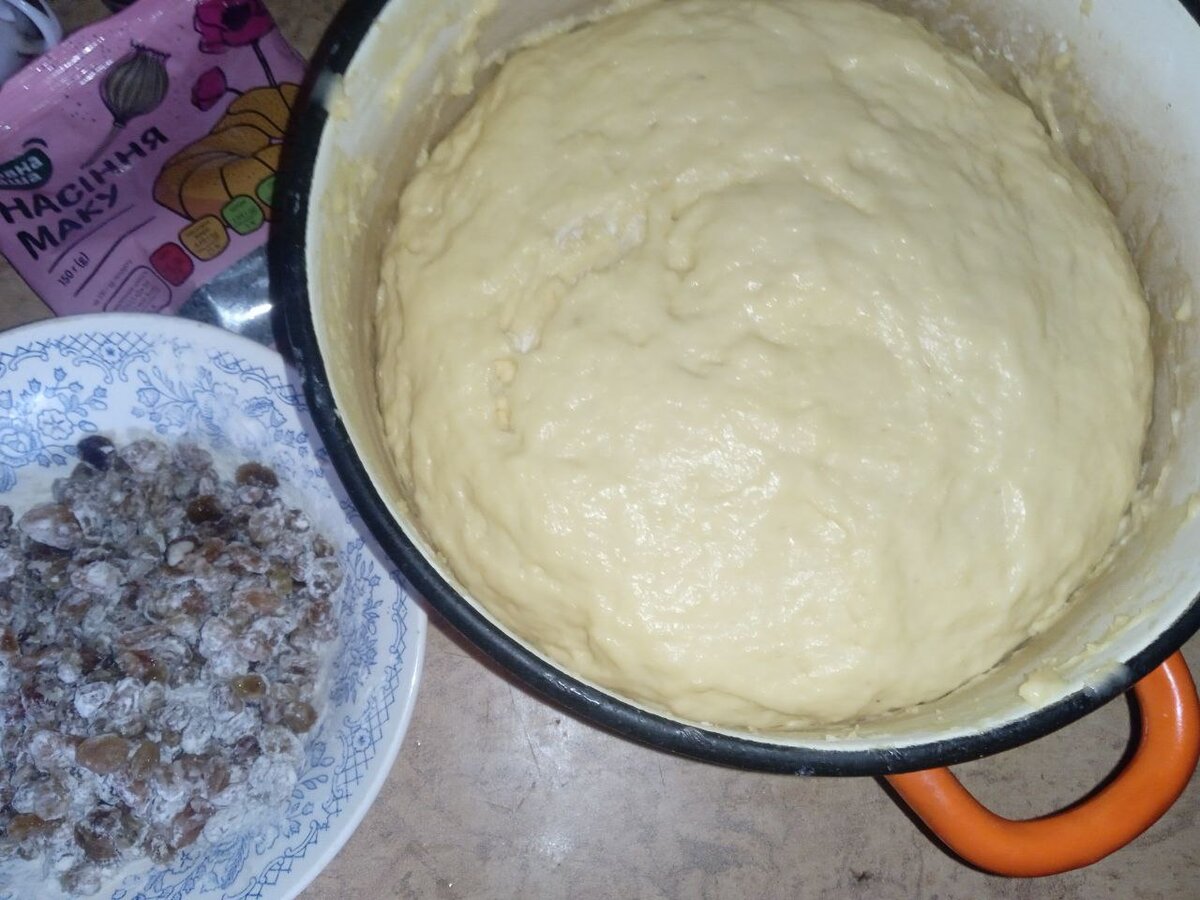 Это печенье можно приготовить из дрожжевого теста с добавлением в него изюма