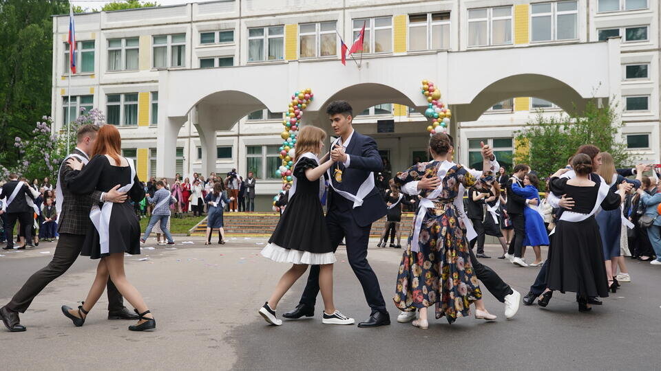 Последний звонок в 2024 волжском. Последний звонок 2024. Последний звонок 2024 Дата. Сценка последний звонок. Последний звонок 2024 11 класс.