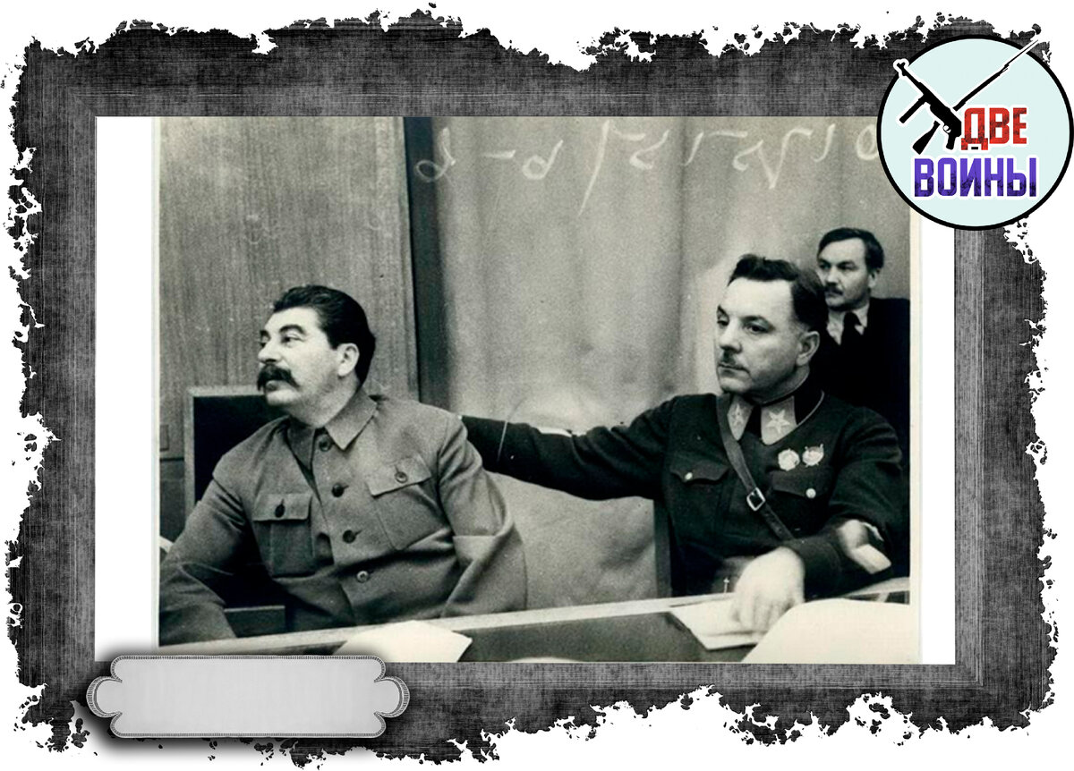 Сталин и Ворошилов на совещании. Фото в открытом доступе.