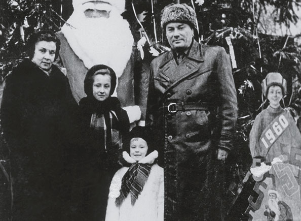  Лариса Удовиченко в детстве со своей семьёй.Фото Яндекс.Картинки