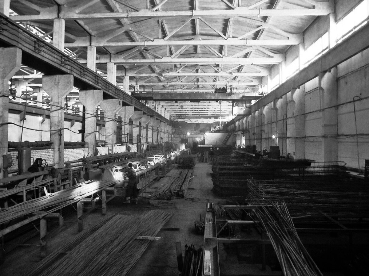 Арматурный цех нашего ЖБИ выглядел примерно так. Фото из интернета. Листайте.