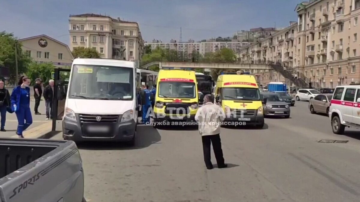     Водители автобусов в дальневосточной столице давно славятся своей лихой, безбашенной ездой. В четверг, 25 мая, один из них превзошел все ожидания, жестко столкнувшись с другим автобусником прямо на остановке.