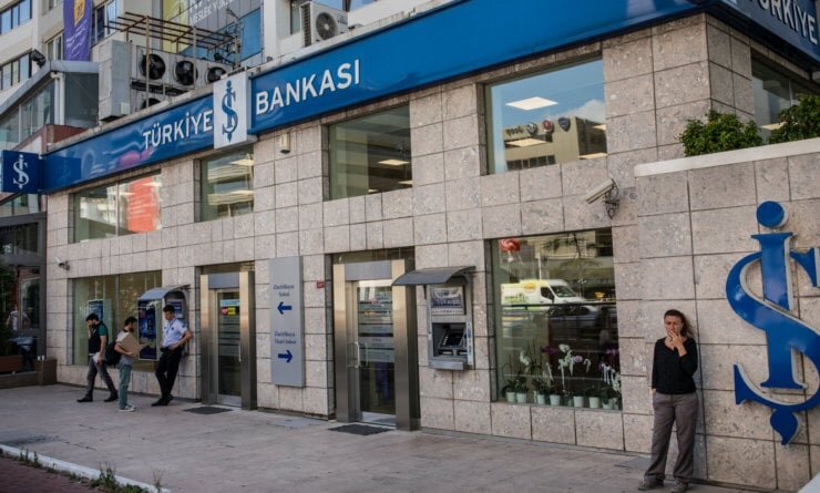    Ещё один хинт для тех, кто читает подписи: в Бодруме вблизи автовокзала есть офис Is Bank, где русским оформляют карты только по ИНН и загранпаспорту. Не нужен ни депозит, ни плата за выпуск. Проверено на себе. Пользуйтесь