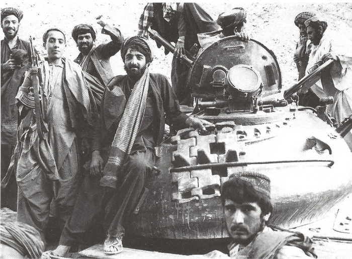 Моджахеды у подбитого танка