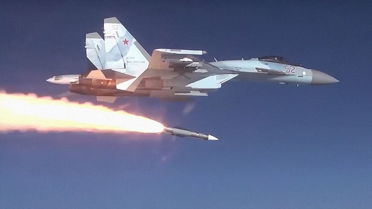 Пуск ракеты большой дальности Р-37М класса "воздух-воздух" с борта истребителя Су-35С. Фото: кадр из видео Министерства обороны России