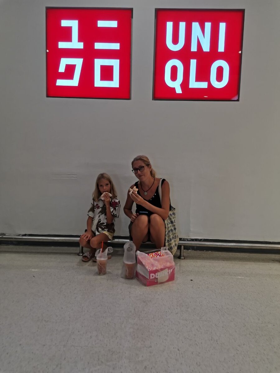 Сами заправились пончиками перед походом в магазин, чтобы не нахватать чего лишнего. Голод - не тетка, а очень плохой советчик в выборе еды.