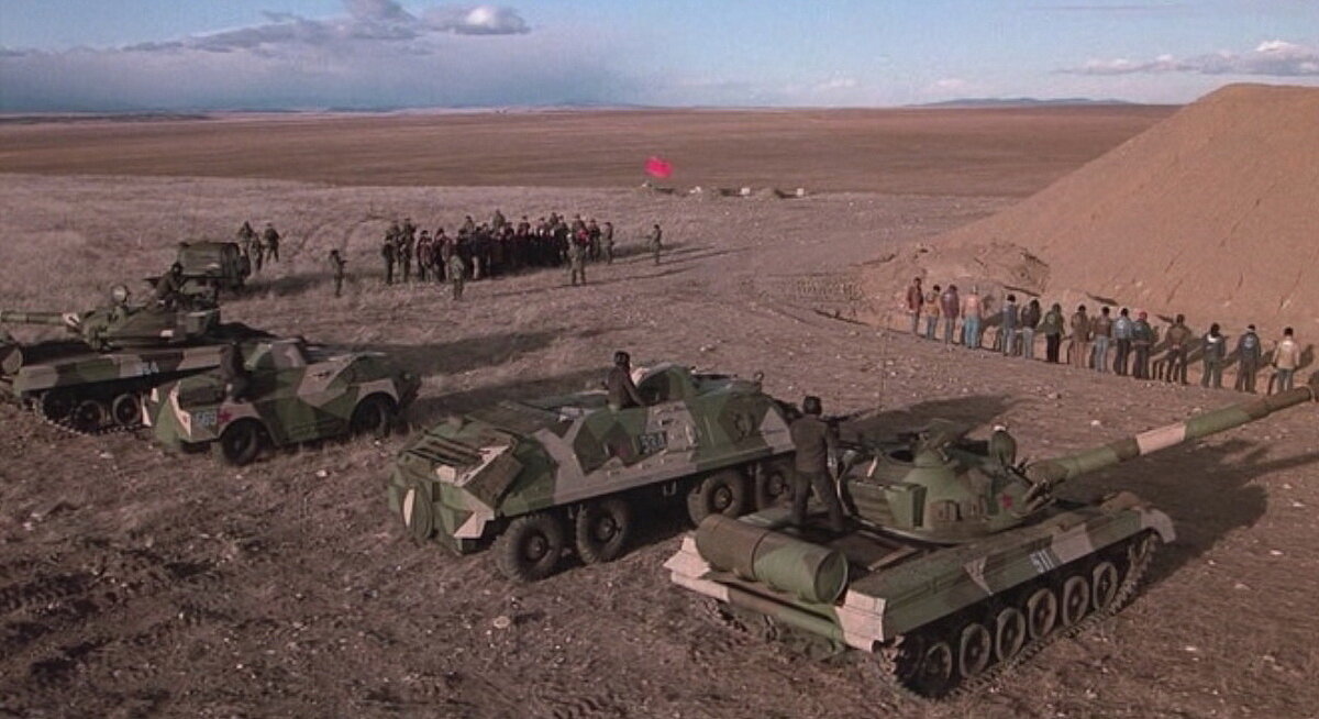 Бутафорская "советская" военная техника в фильме "Красный рассвет" (США ...