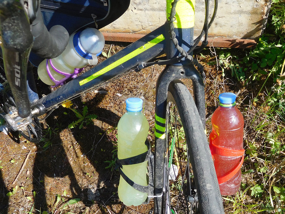 так перевожу воду. 2 бутылки на вилке, фляжка и ещё небольшая бутылочка в подрамной сумке.