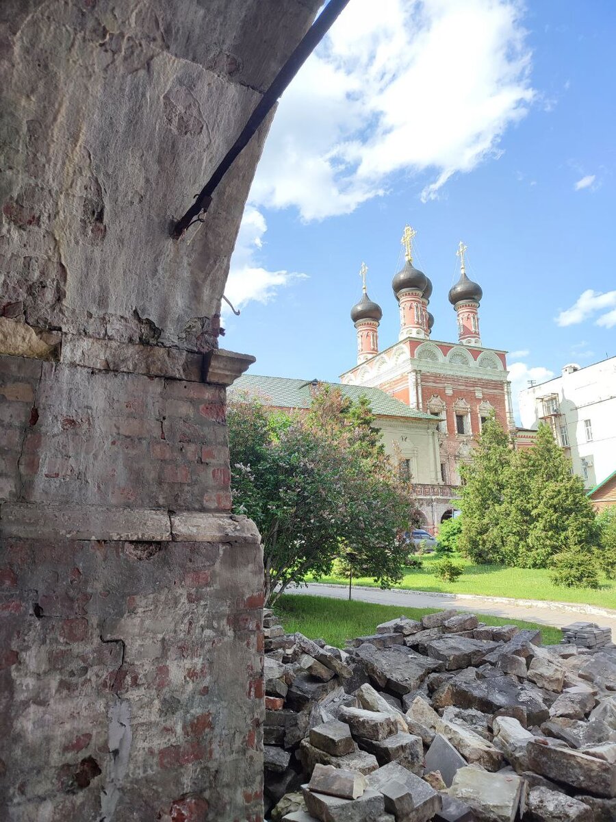 Высоко-Петровский монастырь манит меня каждый раз, когда я иду в школу Веры и обратно. Но дальше пирожковой с ней идти пока бесполезно))