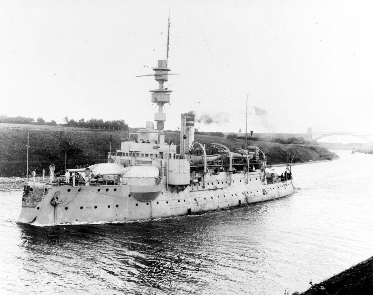 Fig. 01. 1899 German coast defense battleship (Küstenpanzerschiffe) SMS «Odin» passing Kaiser Wilhelm II (Kiel) canal (1894-1919, 3754 t., 4800 hp., 14,4 kn., 3x240 mm., 10x88 mm., 3 TT 450 mm.,, belt 240 mm., deck 70 mm).