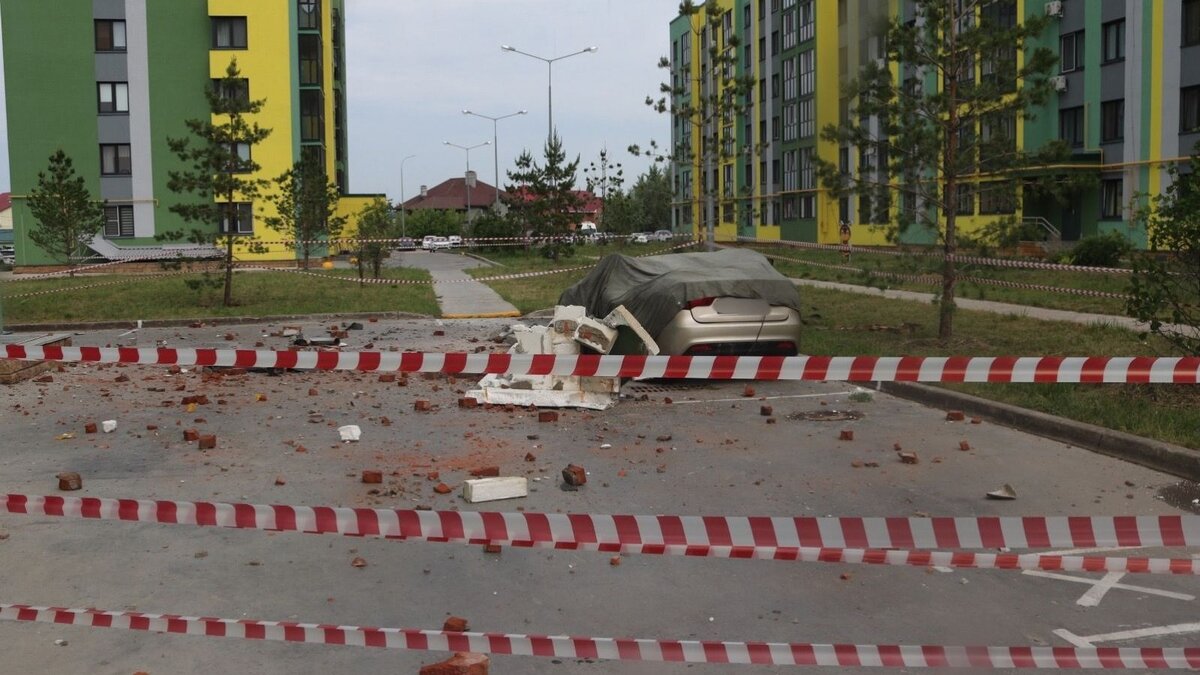     Накануне, в результате сильной грозы в Уфе на крышу припаркованного у дома автомобиля упал ветканал.