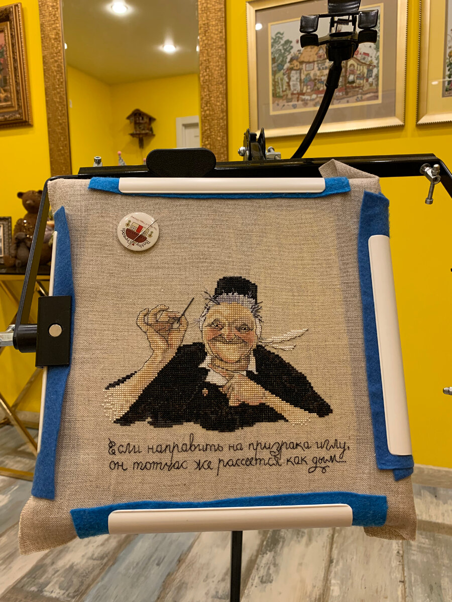 Моя вышитая Mamm Gozh. Оригинальный текст на вышивке написан на французском языке. Это дословный перевод: "Если направить на призрака иглу, он тот час же рассеется как дым..."