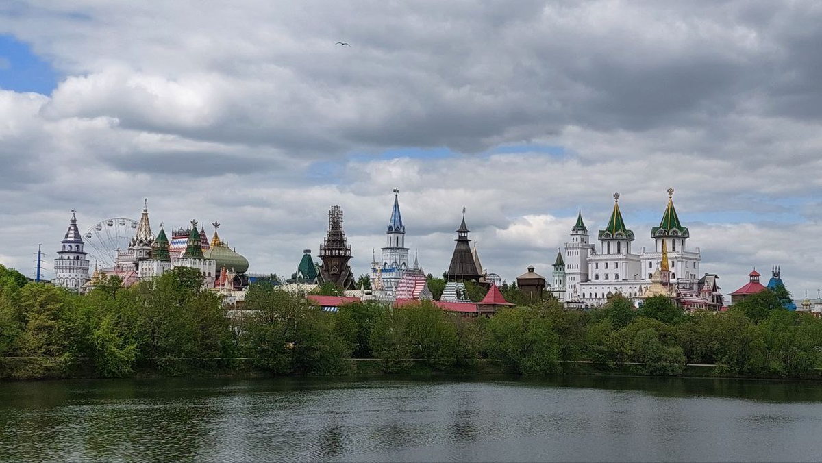 Измайловский кремль на берегу Серебряно-Виноградного пруда, тут и далее фото автора статьи, май 2023г.