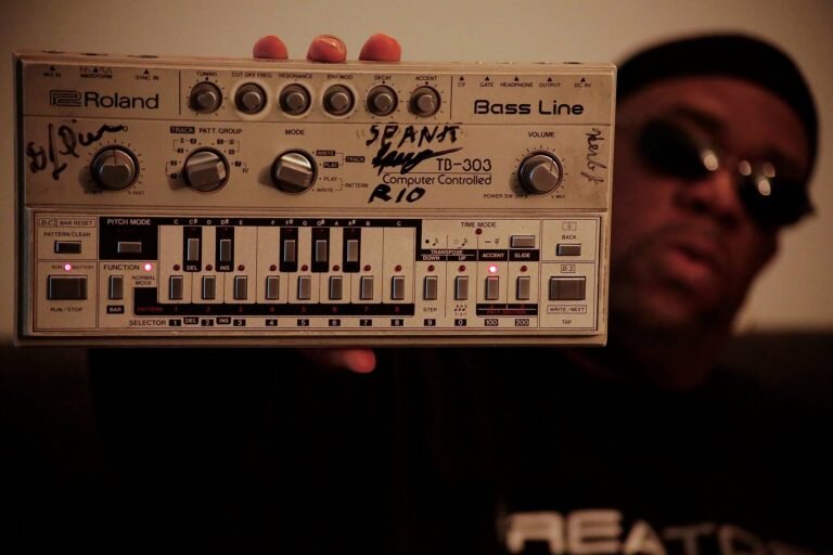 Эрл "Spanky" Смит из Phuture держит в руках Roland TB-303