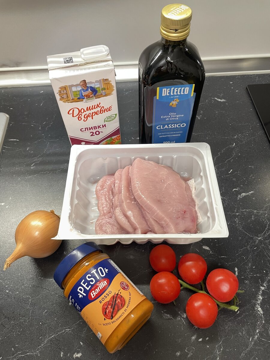 Репчатый лук почистить, вымыть, мелко нарезать. В сковородку налить растительное масло, выложить лук и обжарить его до золотистого цвета