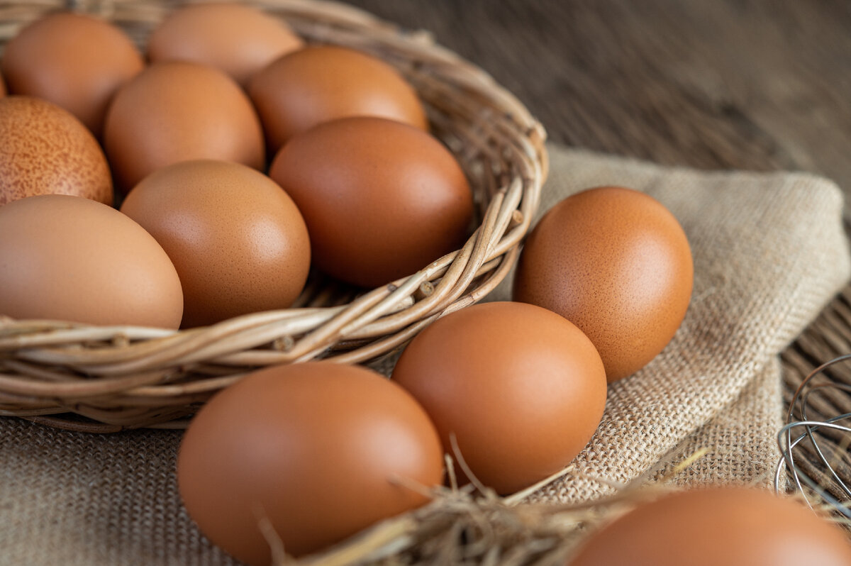 <a href="https://ru.freepik.com/free-photo/eggs-on-the-sacks-hemp-on-the-wooden-and-straw_7365942.htm#query=%D0%BA%D1%83%D1%80%D0%B8%D0%BD%D0%BE%D0%B5%20%D1%8F%D0%B9%D1%86%D0%BE&position=2&from_view=search&track=ais">Изображение от jcomp</a> на Freepik