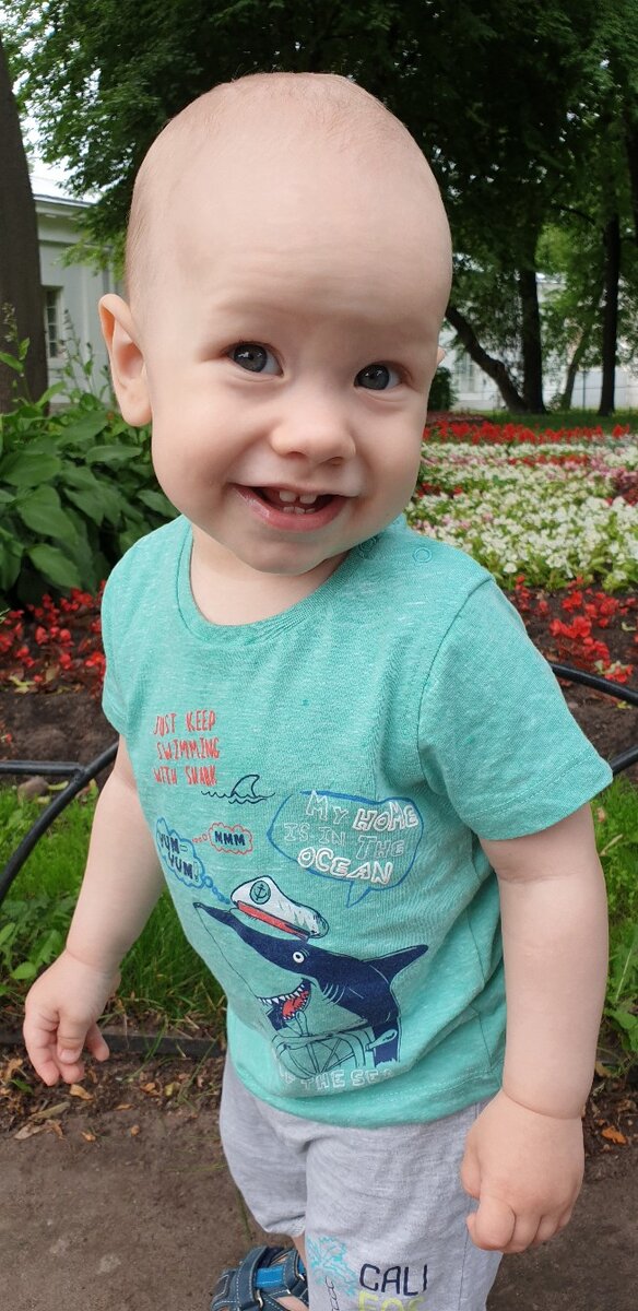 Мой чудесный внук Витюшка. Очень много спрашивает и любит играть в игру "Угадай, что я задумала"