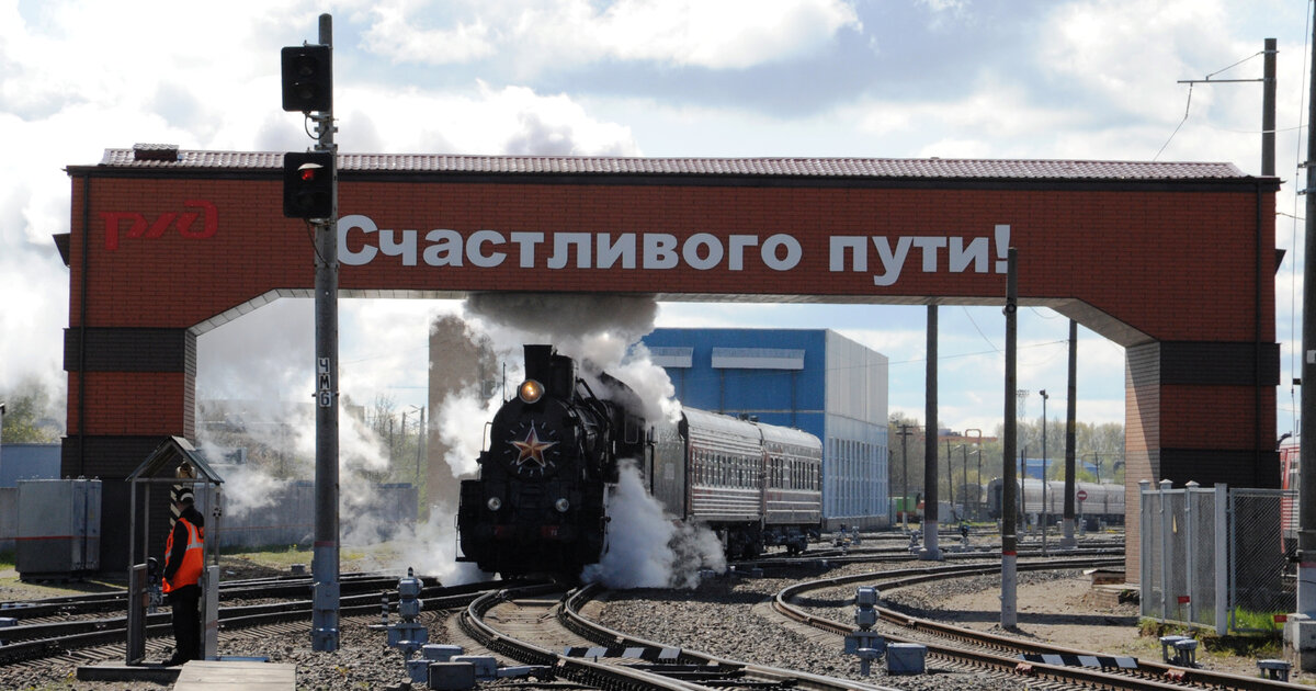 Калининградский Южный вокзал порой принимает и необычные составы. На снимке – туристический ретропоезд