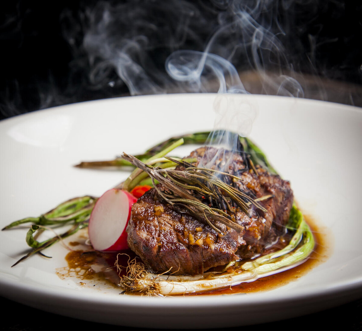 Хотя, признаюсь, на мой вкус, честно говоря, из программы "На ножах" мне нравится не всякий дизайн кафе и ресторанов, которые он обновляет. Но это сугубо на моё мнение.