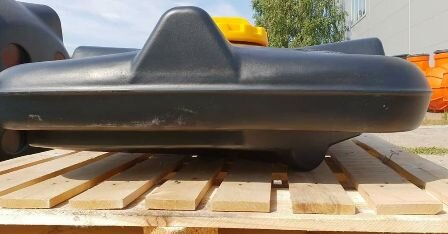 Плоский черный бак для летнего душа с подогревом