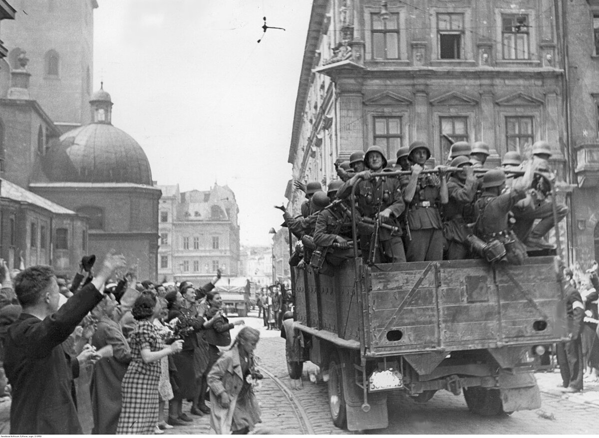 Жители Львова встречают немецких солдат, 1941 год.
Фотоматериал: wikipedia.org