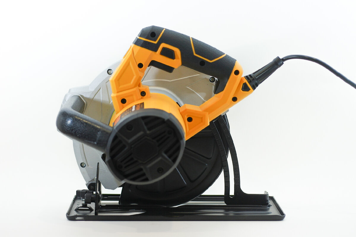 Обзор циркулярной пилы Denzel CS-210