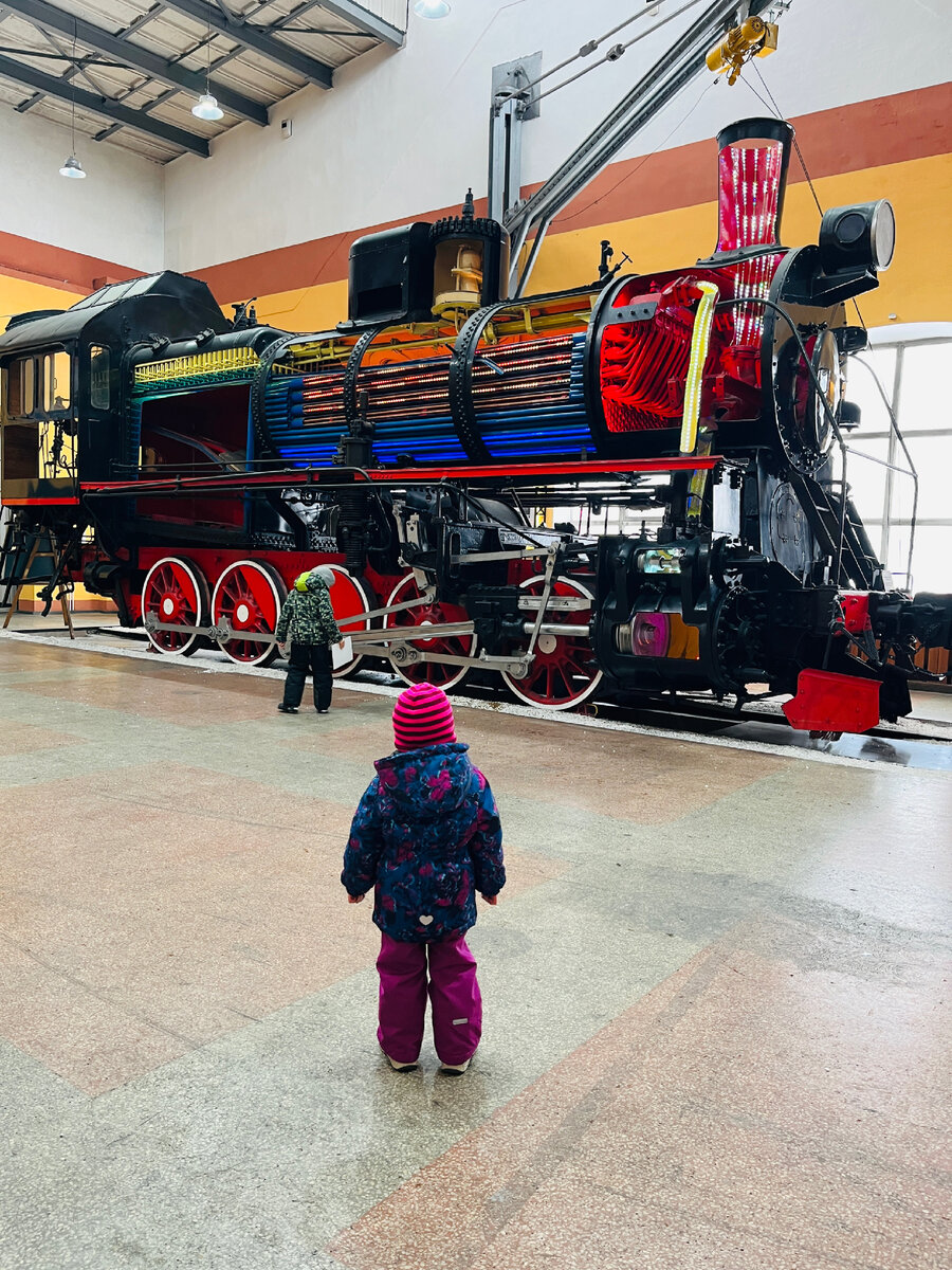 Паровоз в разрезе с лазерной подсветкой внутренних деталей