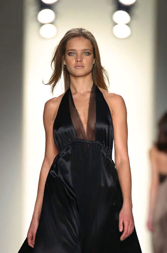 Наталья Водянова на показе Calvin Klein Fall 2004 во время Недели моды в Нью-Йорке