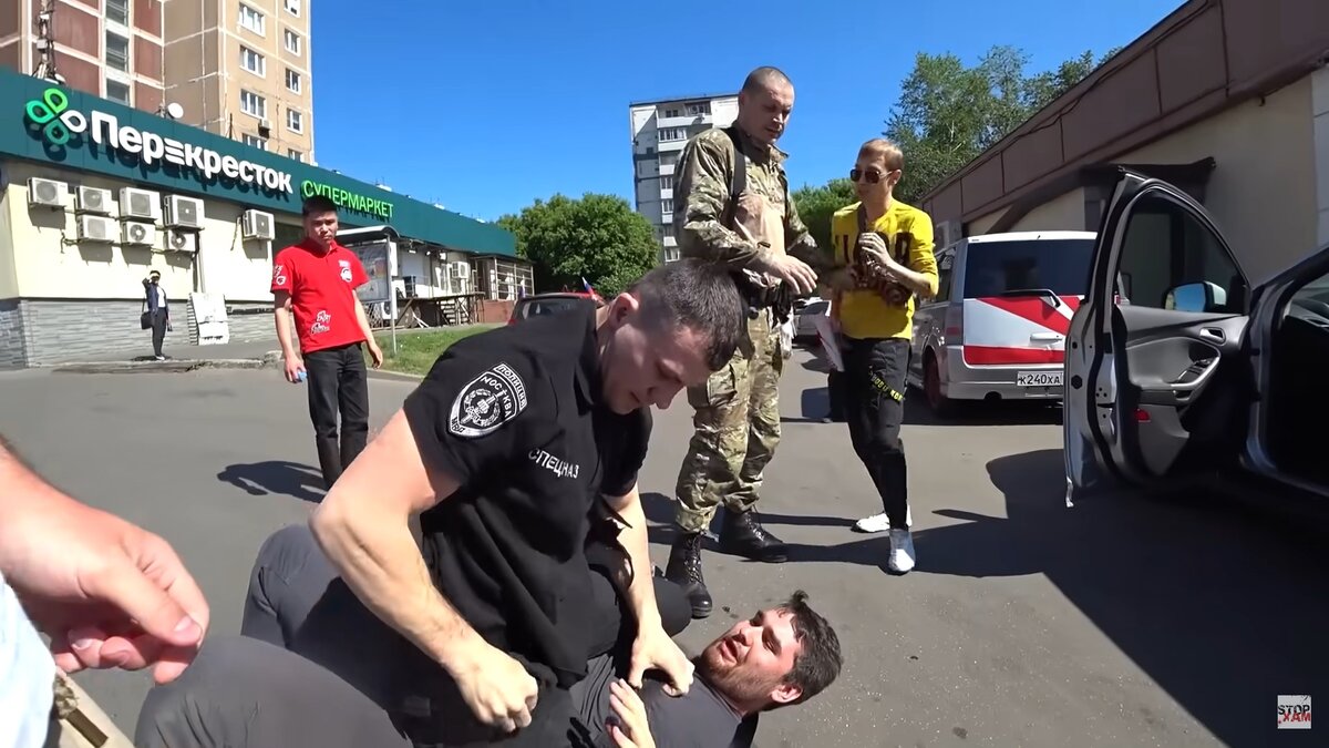 Слайд 1: скриншот видеоролика Стопхам, момент конфликта вигилантов и силовиков.
Слайд 2: Кирилл Бунин, Алексей Горбачевский и Кирилл Котов в суде, фото Дмитрия Чугунова.