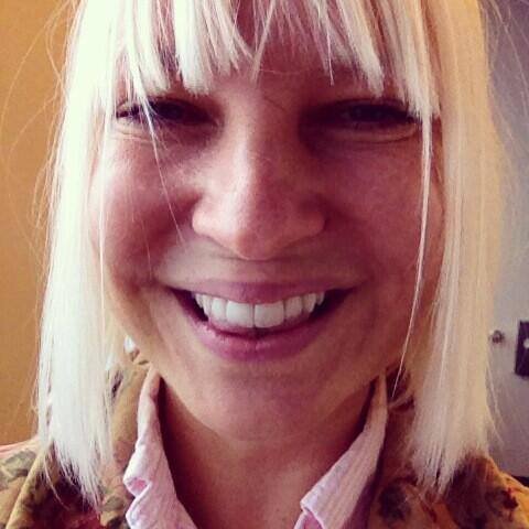     Сиа узнала, что у нее аутизм, в 45 лет