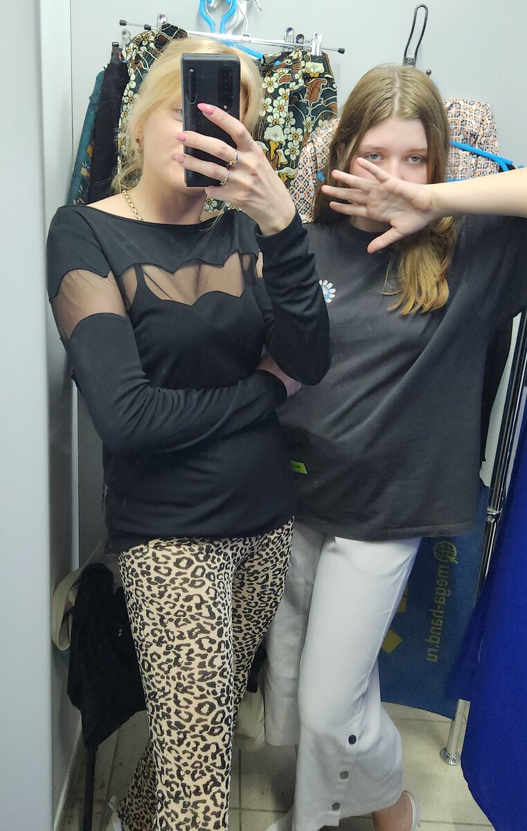 Я сразу нашла во что себя одеть, а вот доченька больше прикалывалась, нежели наряжалась 😄