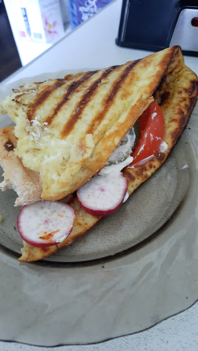 Так выглядит мой завтрак. Овсяноблин, творожный сыр, овощи и куриное филе