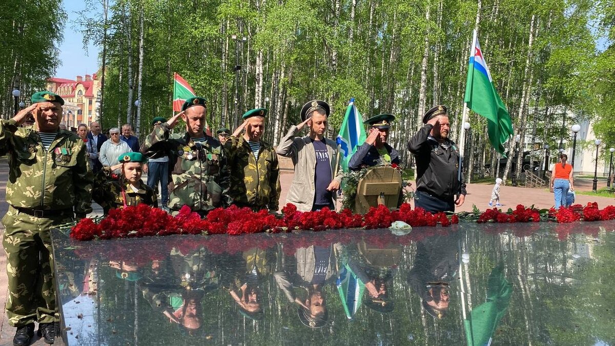    Почтили память